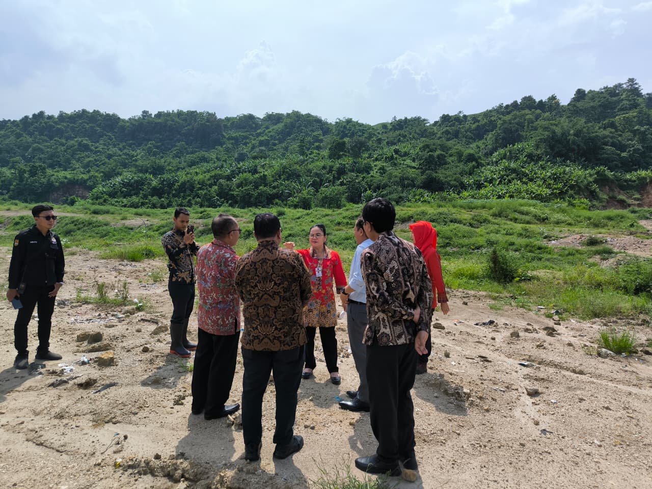 Wali Kota Semarang Agustina Wilujeng mendampingi Menteri Lingkungan Hidup Hanif Faisol Nurofiq saat meninjau TPA Jatibarang, Selasa 16 Desember 2025 (foto: Pemkot Semarang)