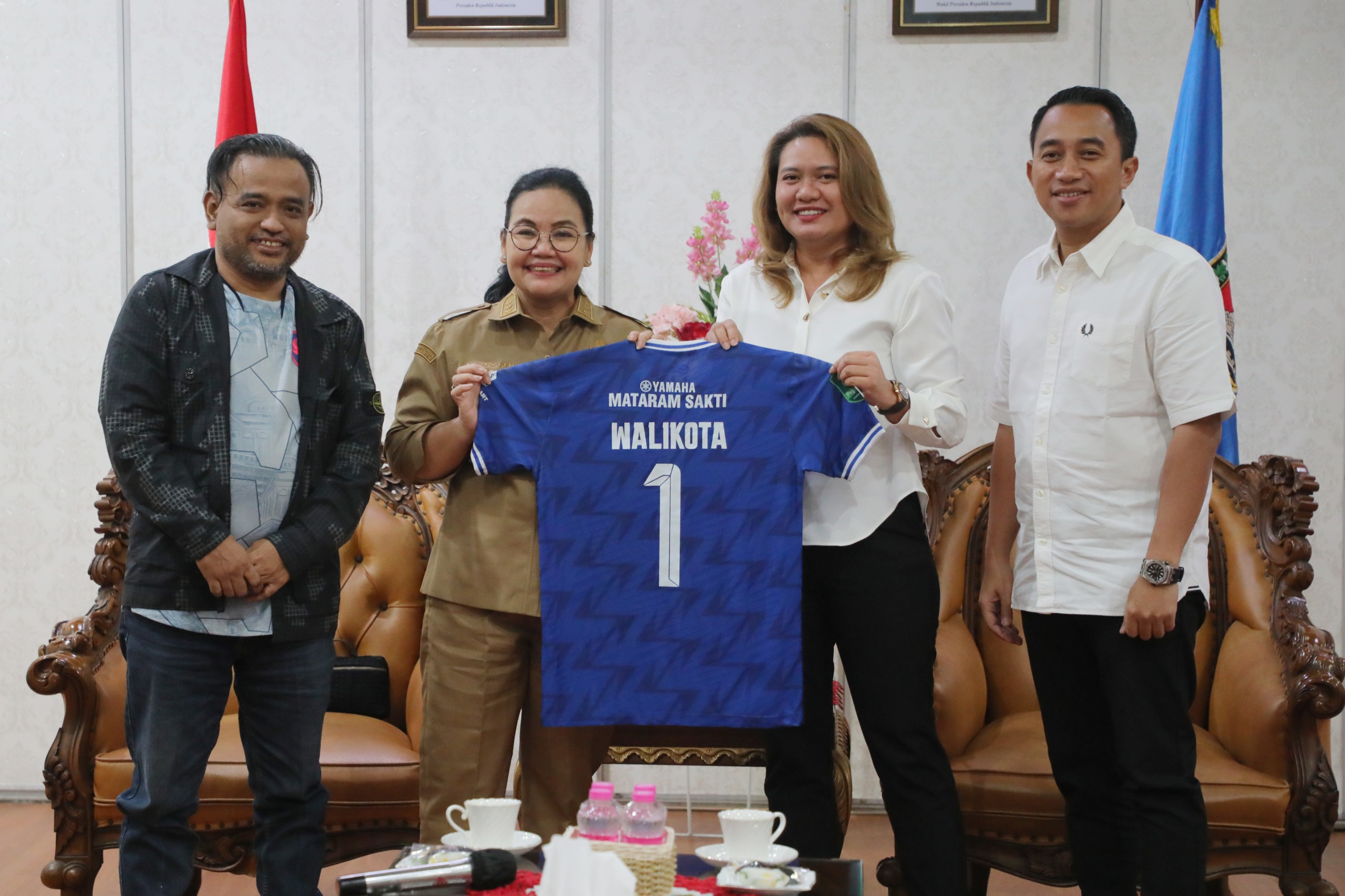 Wali Kota Semarang Agustina Wilujeng bersama CEO PSIS Datu Nova Fatmawati dalam audiensi di Balai Kota, Senin 15 Desember 2025 (foto: Pemkot Semarang)