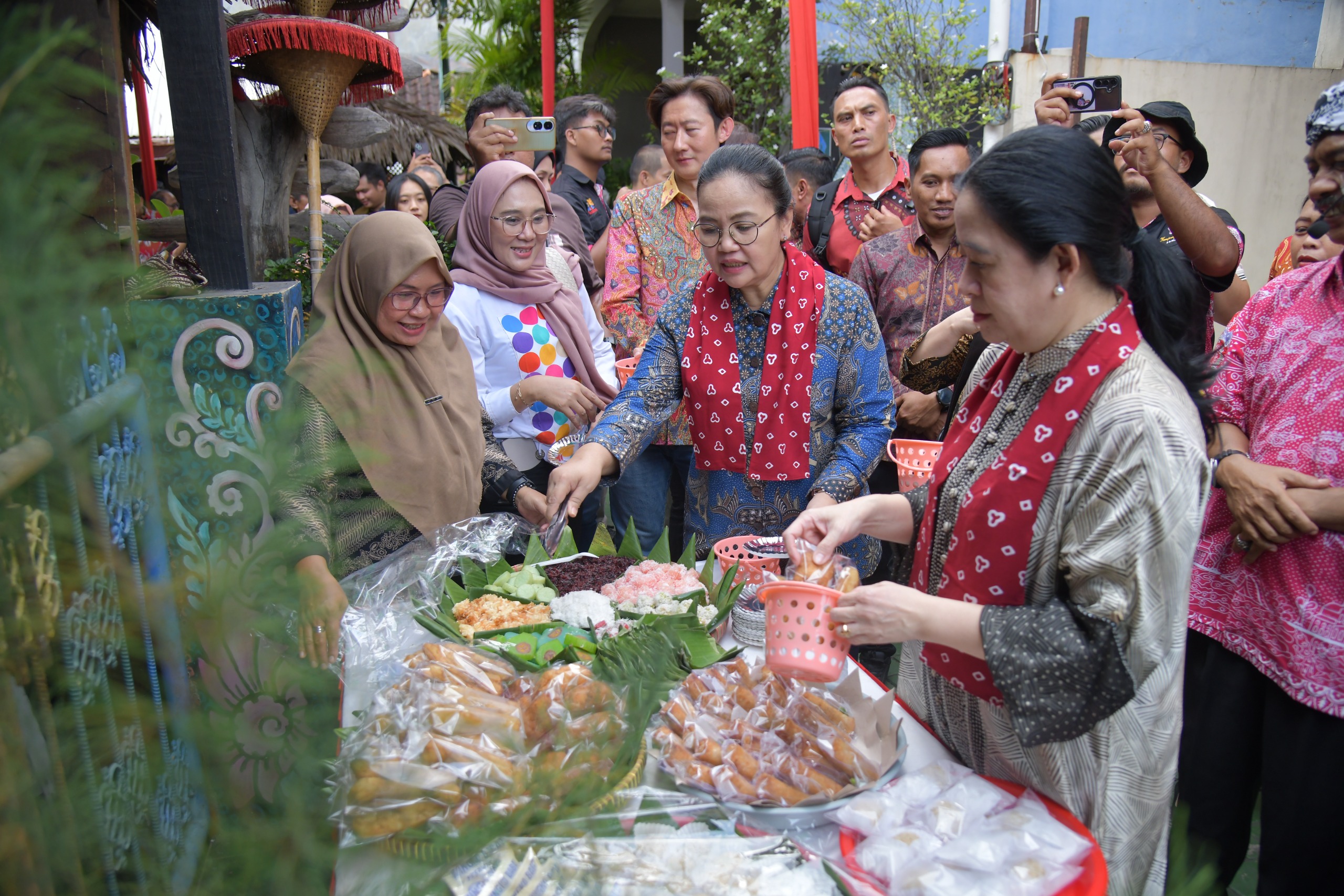 Ketua DPR RI Puan Maharani saat mengunjungi Kampung Djadhoel Semarang, Sabtu 29 November 2025 (foto: Pemkot Semarang)