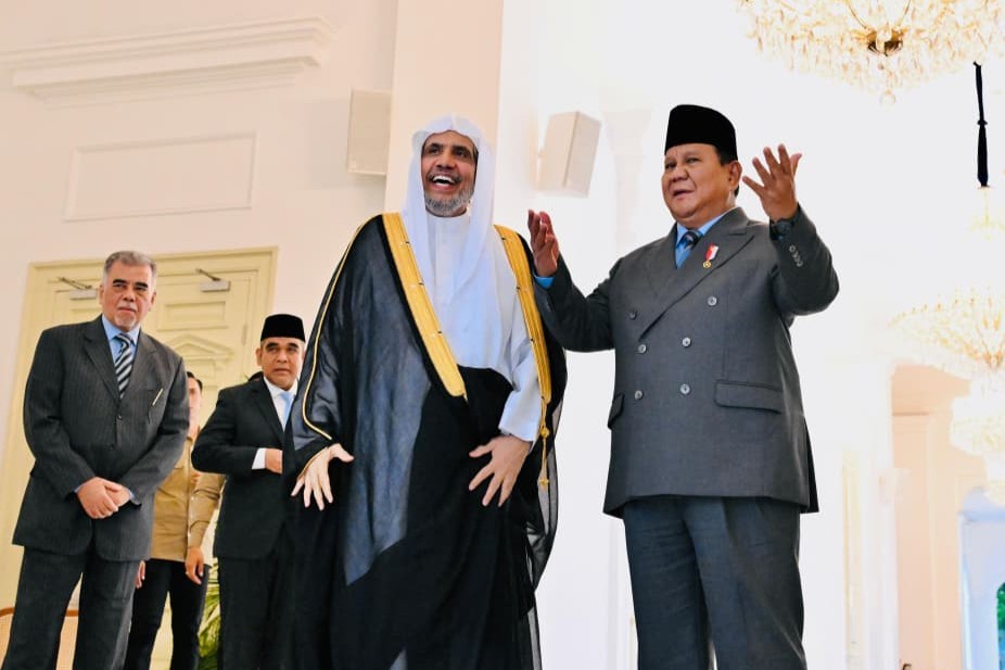 Prabowo Subianto menerima kunjungan Sekretaris Jenderal Liga Muslim Dunia, Syaikh Dr. Muhammad Abdul Karim Al-Issa, di Istana Merdeka, Jakarta, Kamis 4 Desember 2025 (foto: Setpres)