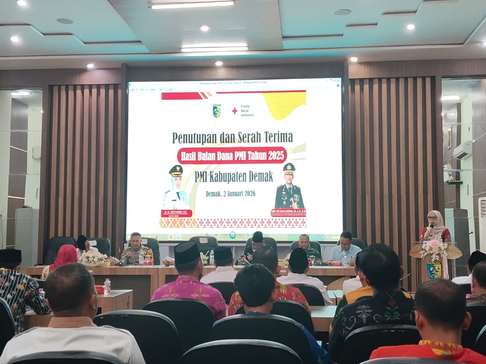 Bupati Demak Eisti’anah memberikan apresiasi kepada PMI dan masyarakat (foto: Pemkab Demak)