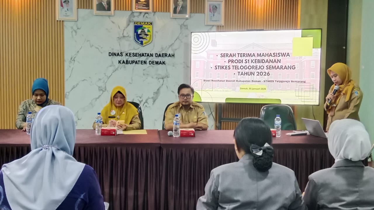 Serah terima mahasiswa kebidanan Universitas Telogorejo Semarang di Aula Eks Keuangan Dinkesda Demak, Senin 5 Januari 2026 (foto: Pemkab Demak)