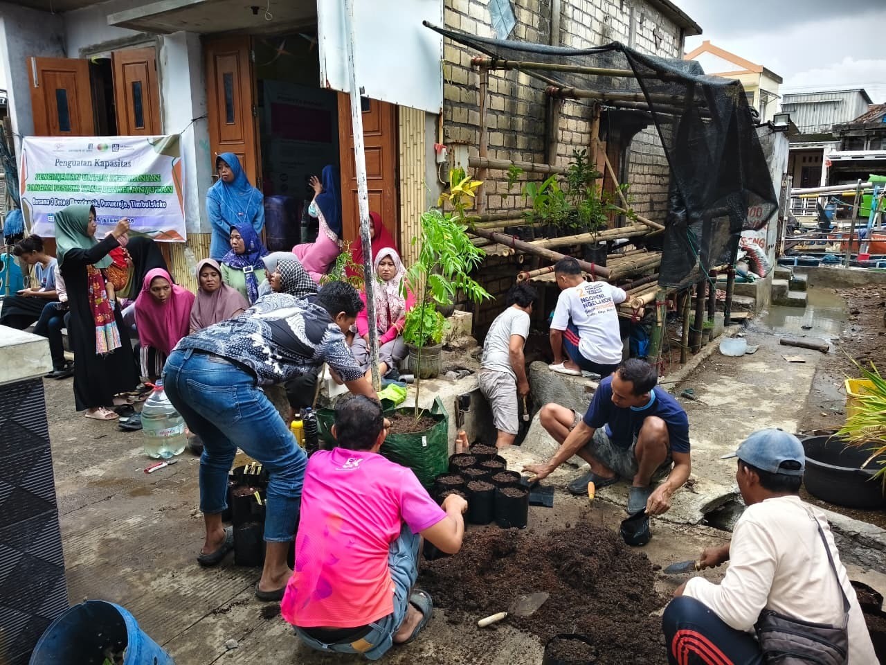 Perempuan nelayan Puspita Bahari menanam sayuran di lahan pesisir Demak sebagai bagian dari program penghijauan (foto: Pemkab Demak)