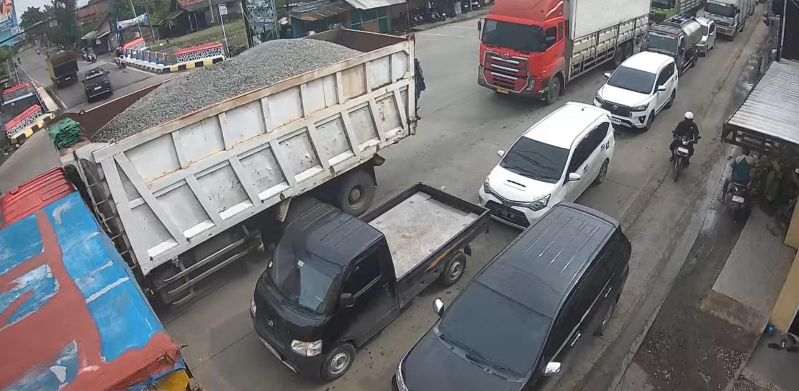 Arus lalu lintas di jalur Pantura Kudus-Demak arah Semarang yang mengalami ketersendatan di wilayah Trengguli (foto: Pemkab Demak)