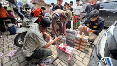- Petugas gabungan Satpol PP dan Bea Cukai menunjukkan barang bukti rokok ilegal yang disita di Demak, Rabu 28 januari 2026 (foto: Pemkab Demak)