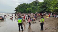 Panorama keramaian pengunjung di Pantai Ujungnegoro Batang (foto: Pemkab Batang)