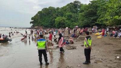 Panorama keramaian pengunjung di Pantai Ujungnegoro Batang (foto: Pemkab Batang)