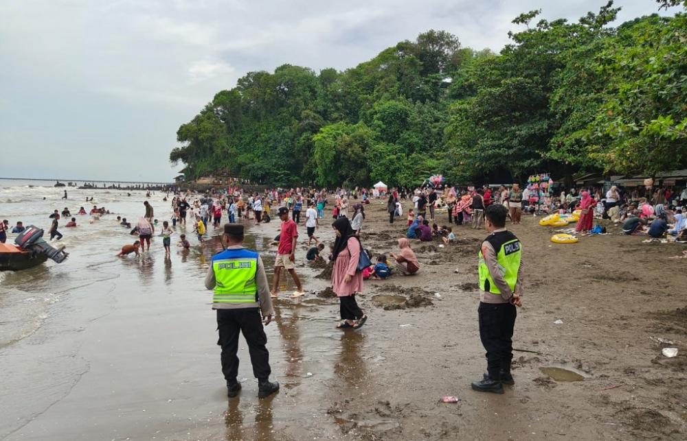 Panorama keramaian pengunjung di Pantai Ujungnegoro Batang (foto: Pemkab Batang)