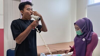 Proses cek kesehatan atlet bulutangkis Batang (foto: Pemkab Batang)