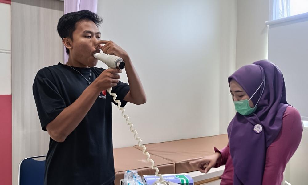 Proses cek kesehatan atlet bulutangkis Batang (foto: Pemkab Batang)