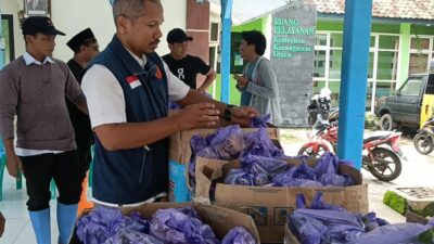 1.750 Nasi Bungkus Dibagikan ke Pengungsi Banjir Batang