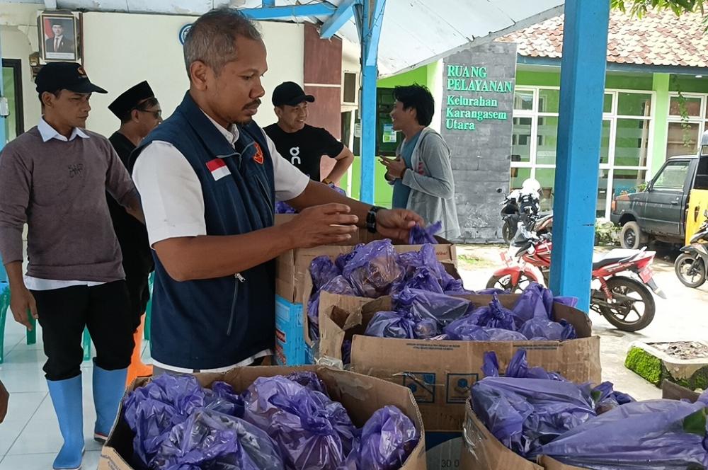 Tim BPBD Batang menyiapkan ribuan nasi bungkus untuk pengungsi banjir (foto: Pemkab Batang)