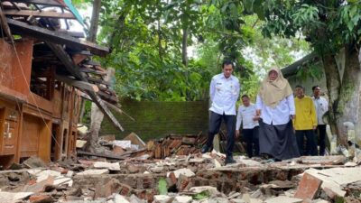 Wakil Bupati Batang Suyono meninjau lokasi ambruknya bangunan SLB Batang, Rabu 21 Januari 2026 (foto: Pemkab Batang)