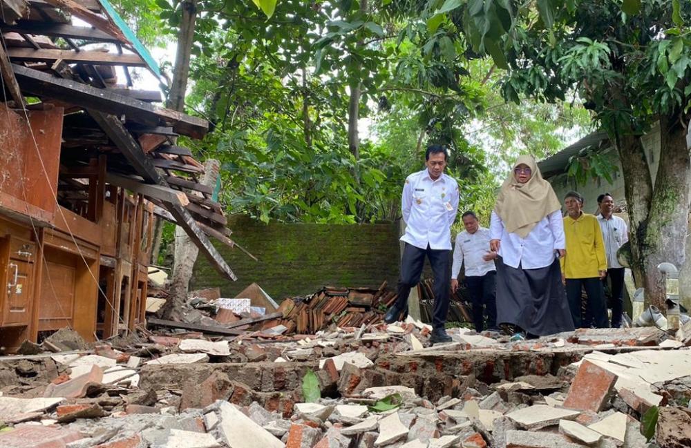 Wakil Bupati Batang Suyono meninjau lokasi ambruknya bangunan SLB Batang, Rabu 21 Januari 2026 (foto: Pemkab Batang)