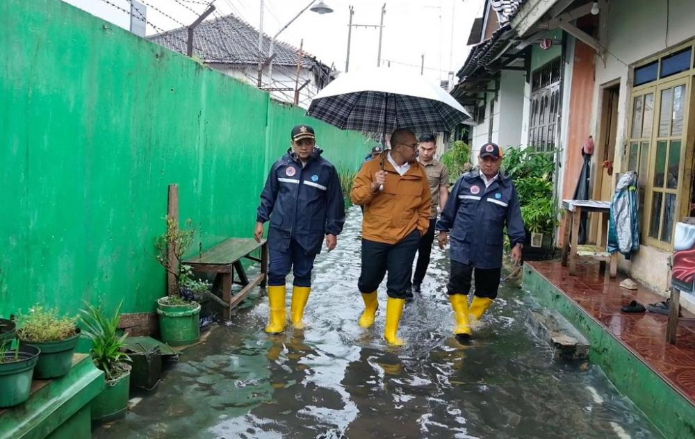 Bupati Batang M. Faiz Kurniawan saat meninjau lokasi banjir di Gendingan, Kamis 29 Januari 2026 (foto: Pemkab Batang)