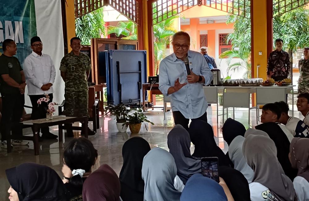 Menko Pangan Zulkifli Hasan berdialog dengan siswa SMA Negeri 1 Batang terkait program Makan Bergizi Gratis (Foto: Pemkab Batang)