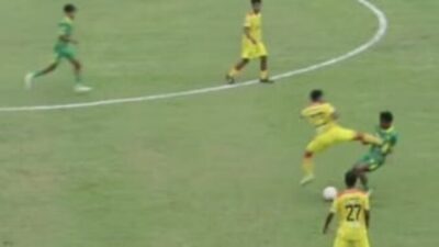 Aksi tendangan kungfu Hilmi Gimnastiar 5 Januari 2026 di Liga 4 Jatim