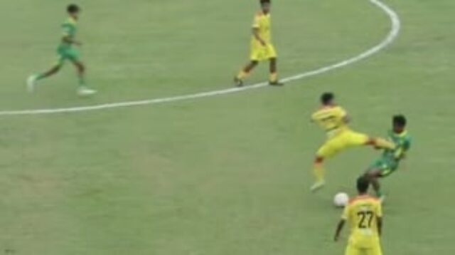 Aksi tendangan kungfu Hilmi Gimnastiar 5 Januari 2026 di Liga 4 Jatim