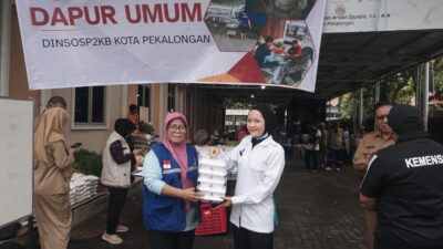 Petugas SPPG menyalurkan paket makanan ke pengungsi banjir di Kota Pekalongan (foto: Pemkot Pekalongan)