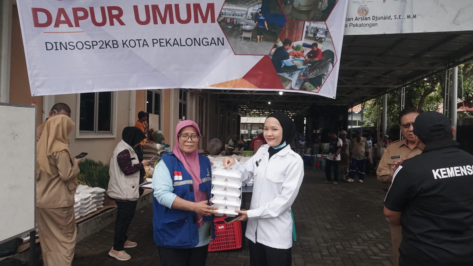 Petugas SPPG menyalurkan paket makanan ke pengungsi banjir di Kota Pekalongan (foto: Pemkot Pekalongan)