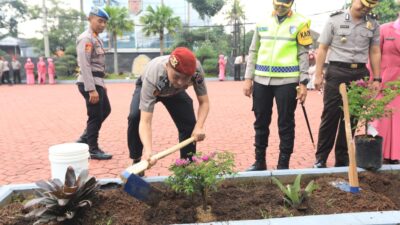 Personel Polres Semarang yang naik pangkat diwajibkan menanam pohon (foto: Polres Semarang)