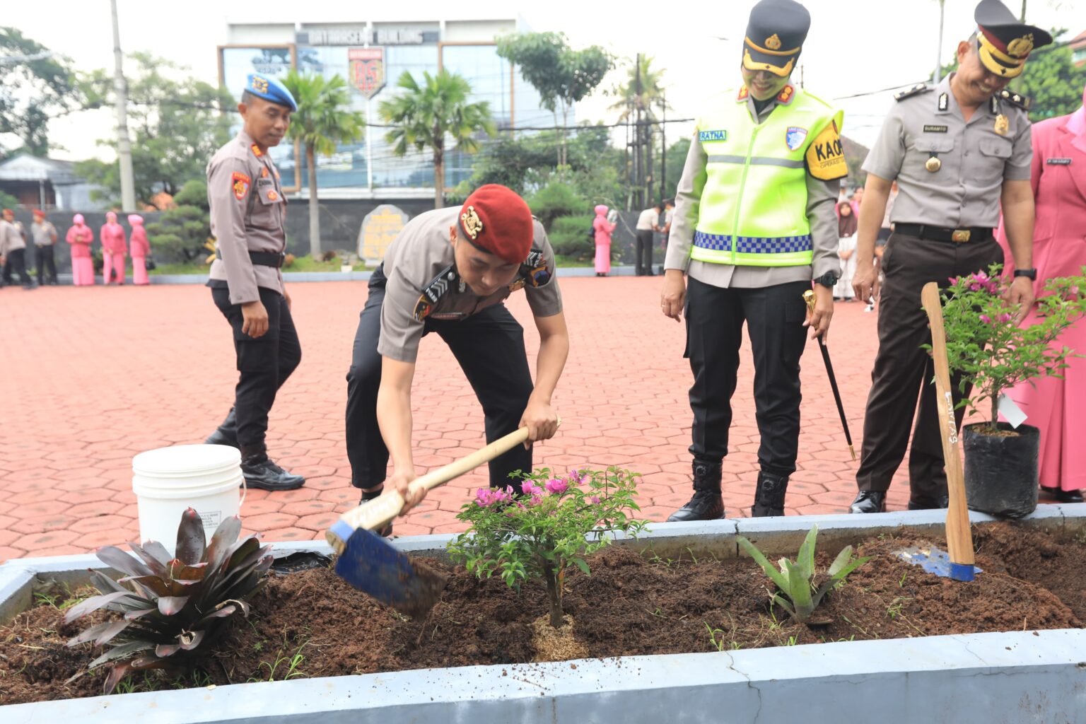 Personel Polres Semarang yang naik pangkat diwajibkan menanam pohon (foto: Polres Semarang)