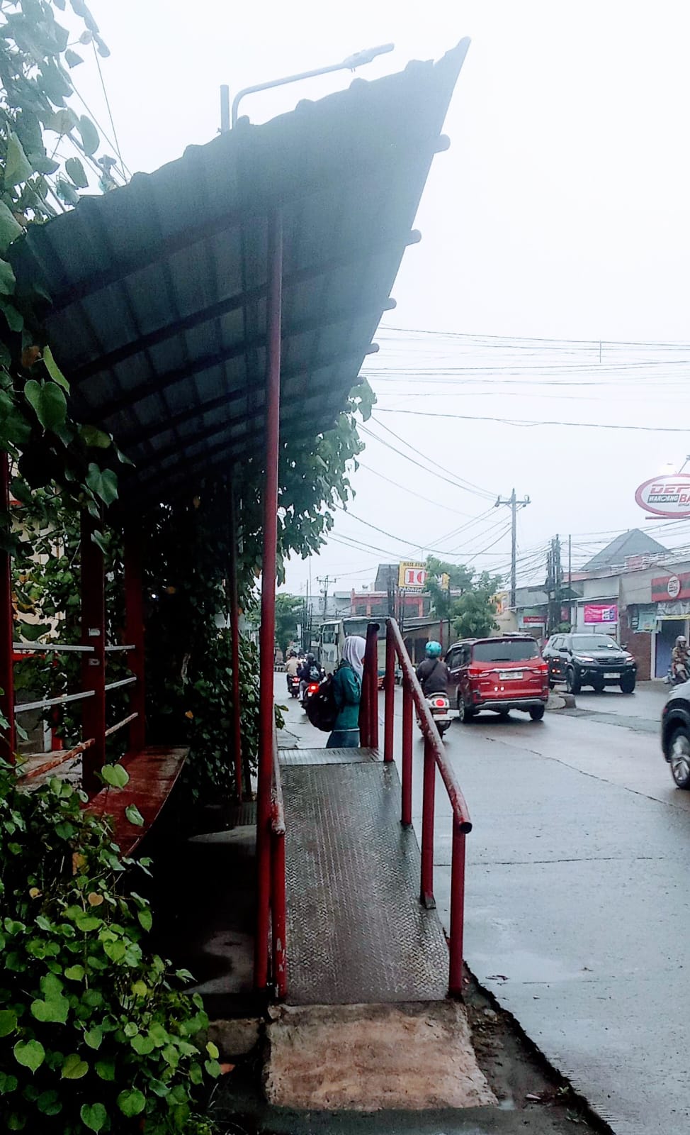 Salah satu dari puluhan halte BRT di jalan Wolter Monginsidi yang kini tak pernah lagi disinggahi bus Trans Semarang. (Foto: Fikri Bumantara)