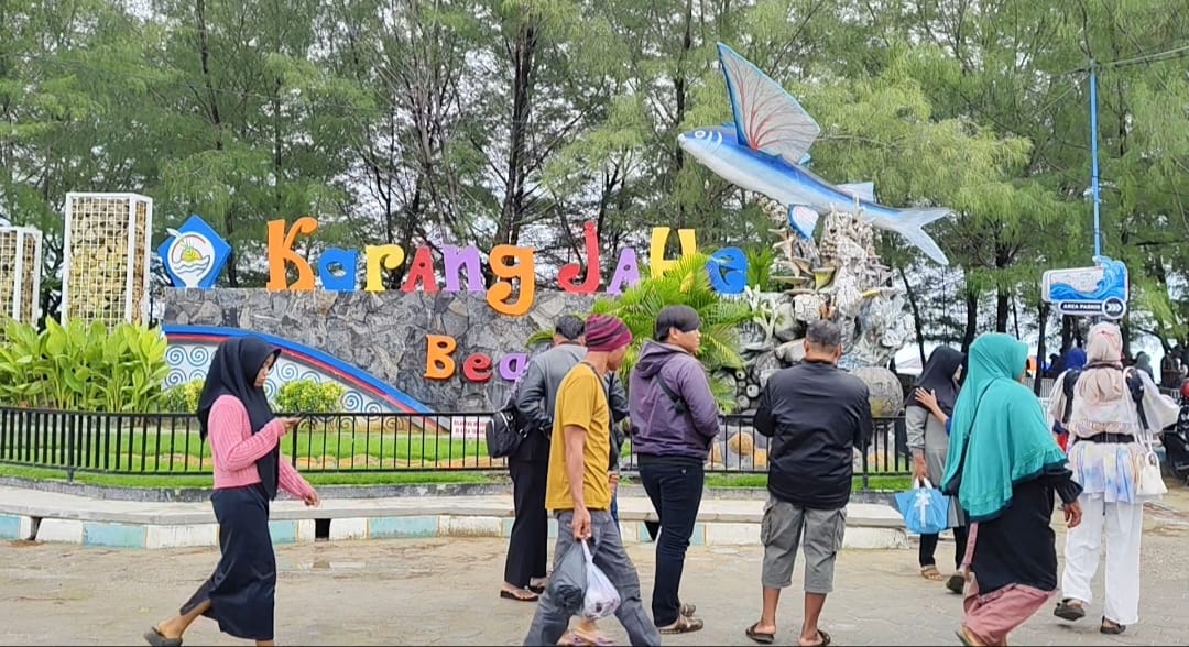 Suasana libur Nataru di Pantai Karangjahe (foto: Pemkab Rembang)