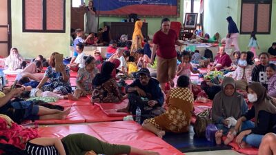 Ratusan Paket MBG Dibagikan ke Pengungsi Banjir Pekalongan