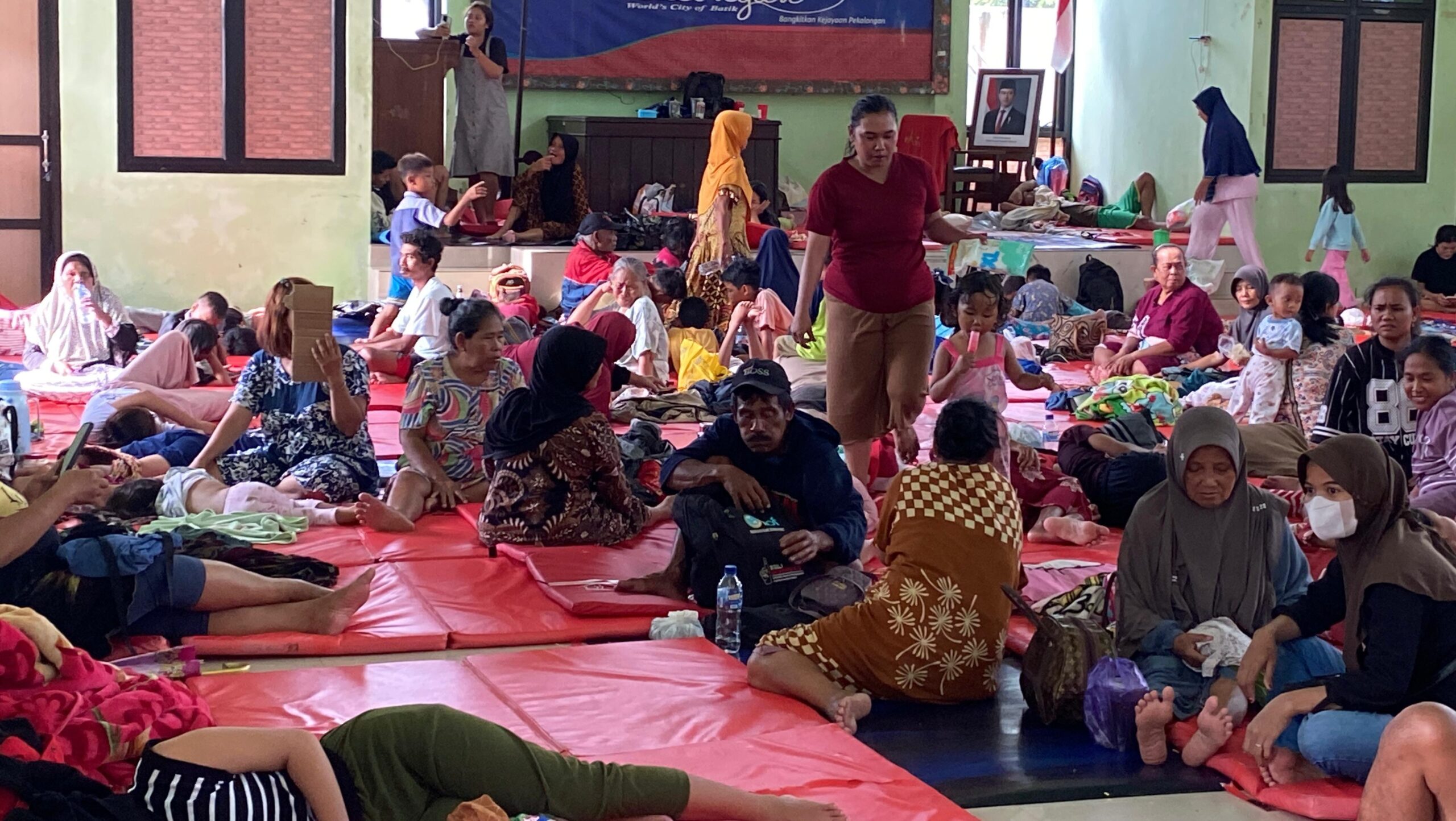 Suasana pengungsian di Aula Kantor Kecamatan Pekalongan Barat (foto: Pemkot Pekalongan)