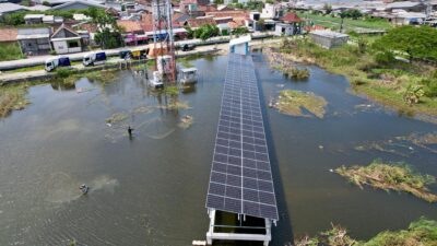 Panel surya PATS Sayung menangkap sinar matahari, menggerakkan pompa air tanpa BBM (foto: Pemprov Jateng)