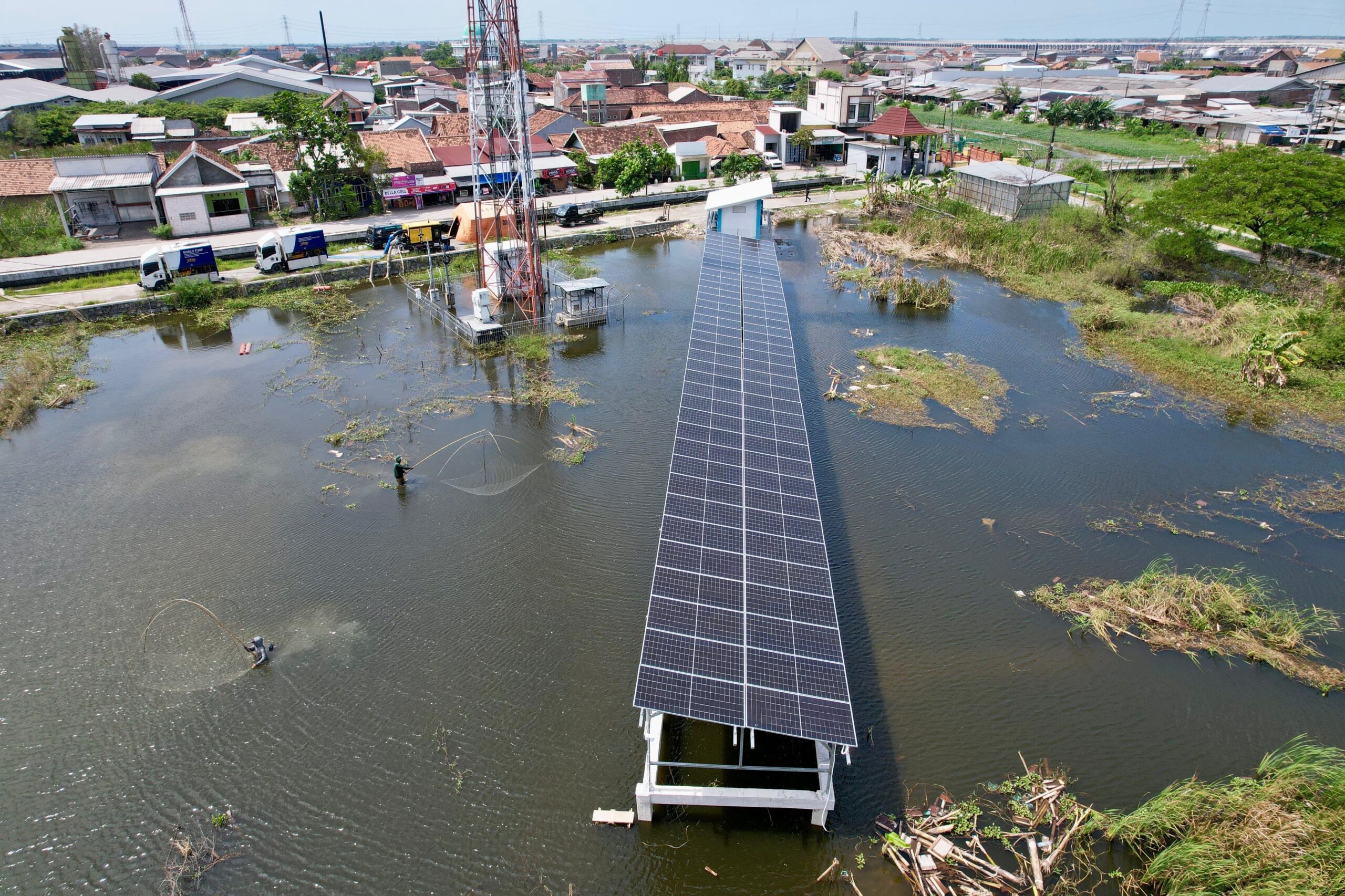 Panel surya PATS Sayung menangkap sinar matahari, menggerakkan pompa air tanpa BBM (foto: Pemprov Jateng)
