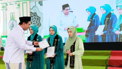 Wakil Gubernur Jateng Taj Yasin Maemoen menyerahkan bisyaroh kepada penghafal Quran dalam Haflah XI Ponpes Kauman Lasem, 4 Januari 2026 (foto: Pemprov Jateng)