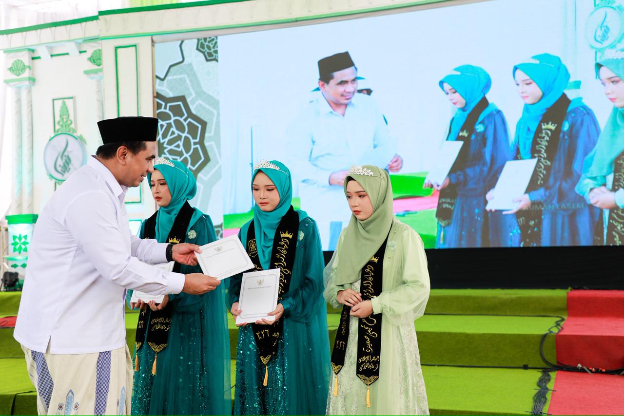 Wakil Gubernur Jateng Taj Yasin Maemoen menyerahkan bisyaroh kepada penghafal Quran dalam Haflah XI Ponpes Kauman Lasem, 4 Januari 2026 (foto: Pemprov Jateng)