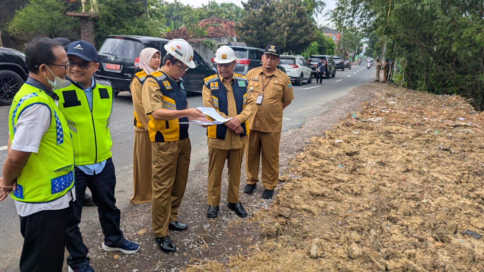 Bupati Rembang Harno meninjau hasil pelebaran jalan nasional Sulang–Sumber, Senin 5 Januari 2025 (foto: Pemkab Rembang)
