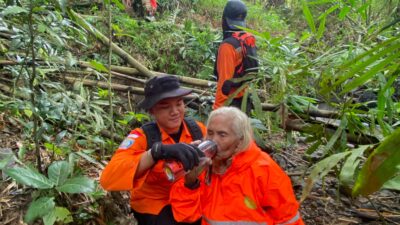Basarnas Semarang berhasil menemukan nenek yang hilang 3 hari di hutan Kalialang (foto: Basarnas Semarang)