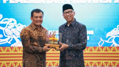 Gubernur Jateng Ahmad Luthfi dan Gubernur Lampung Rahmat Mirzani Djausal saat menandatangani kerja sama strategis lintas sektor, 6 Januari 2026 (foto: Pemprov Jateng)