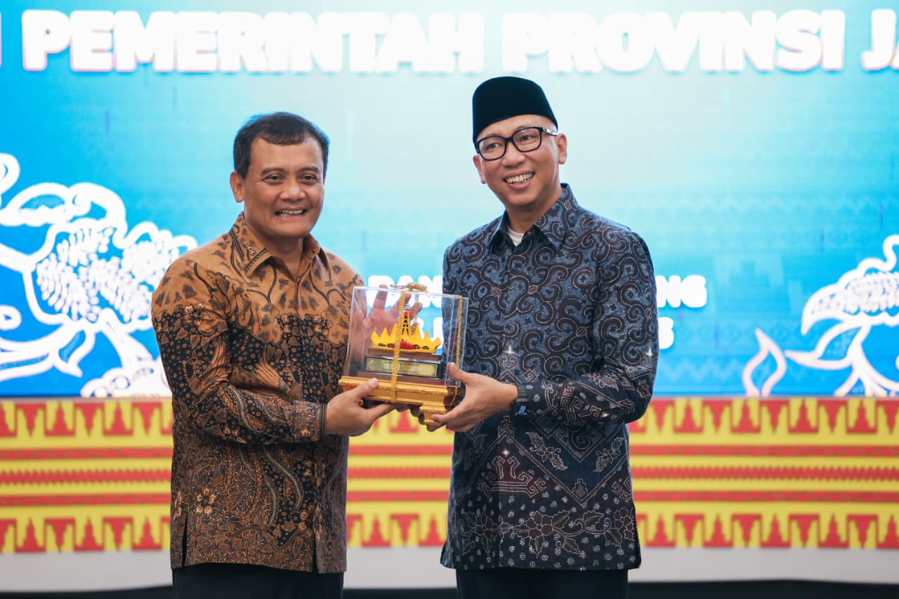 Gubernur Jateng Ahmad Luthfi dan Gubernur Lampung Rahmat Mirzani Djausal saat menandatangani kerja sama strategis lintas sektor, 6 Januari 2026 (foto: Pemprov Jateng)