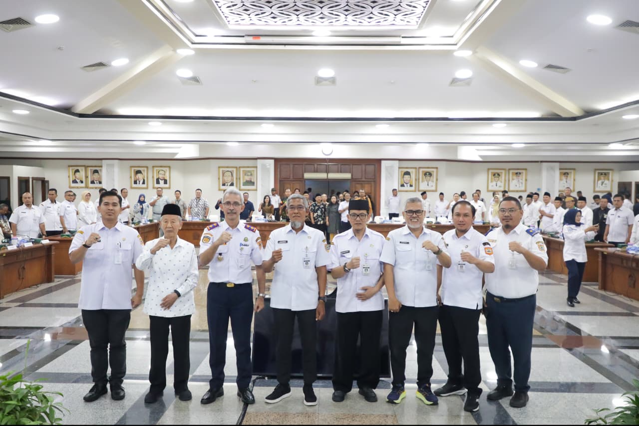 Sekda Jateng Sumarno memimpin rapat koordinasi persiapan mudik-balik gratis Lebaran 2026 di Gradhika Bhakti Praja, Rabu 7 Januari 2026 (foto: Pemprov Jateng)