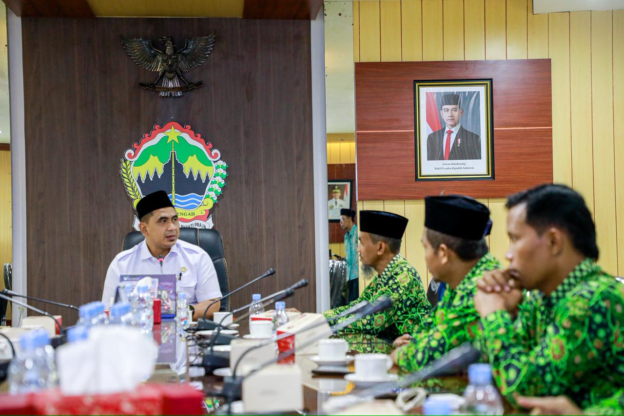 akil Gubernur Jateng Taj Yasin Maemoen saat menerima audiensi Persatuan Guru Inpassing Nasional (PGIN) di ruang kerjanya, Rabu 7 Januari 2026 (foto: Pemprov Jateng)