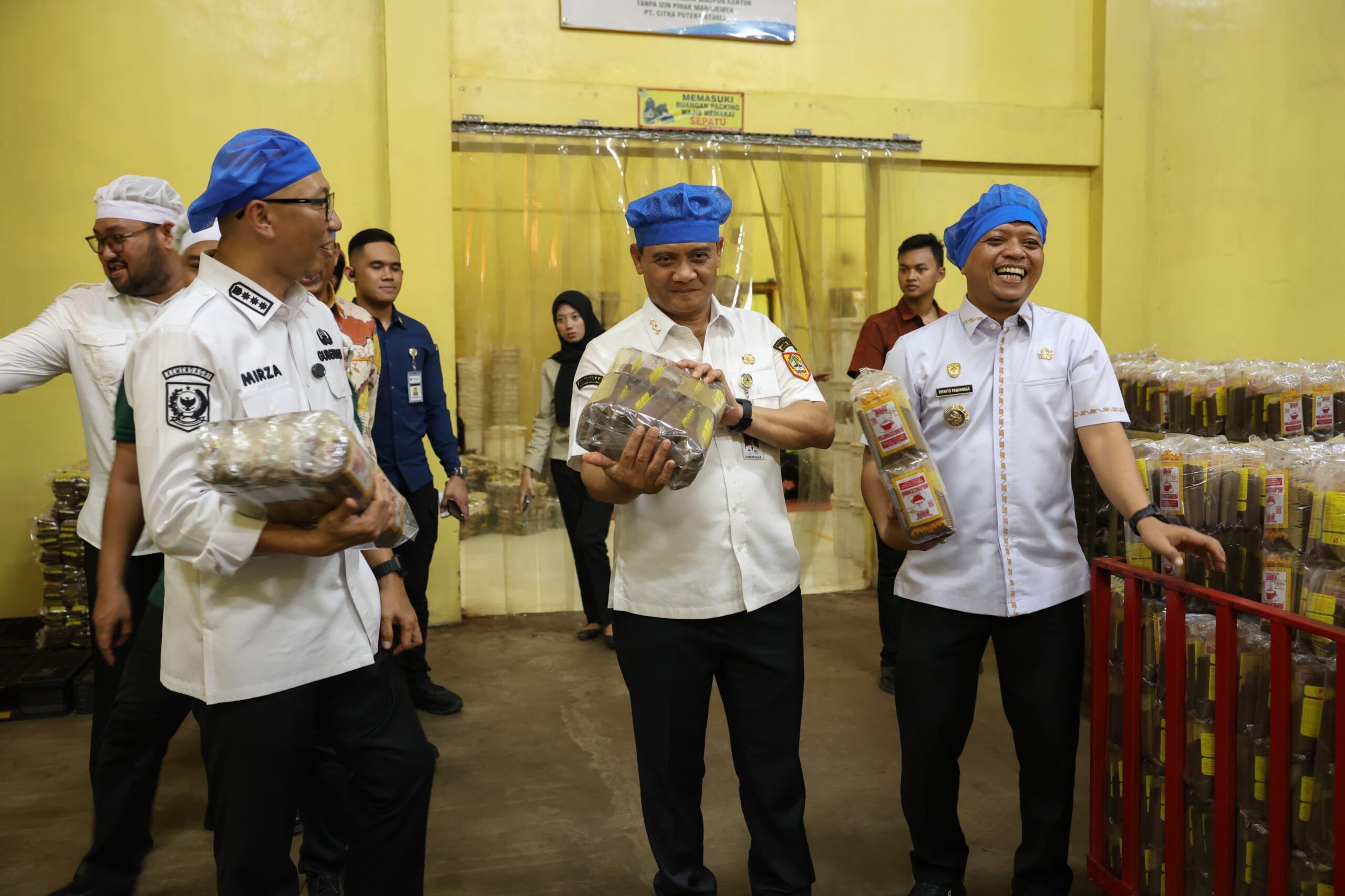 Bupati Pringsewu Riyanto Pamungkas bersama Gubernur Jateng Ahmad Luthfi saat kunjungan ke Lampung, Rabu 7 Januari 2026 (foto: Pemprov Jateng)
