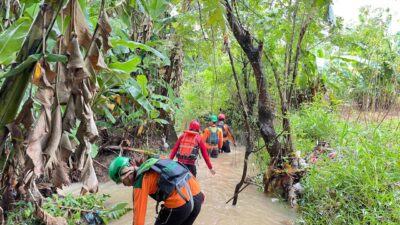 Tim SAR gabungan melakukan pencarian bocah hanyut di anak Sungai Perak, Kudus, Senin 12 Januari 2026. (foto: Basarnas Semarang)