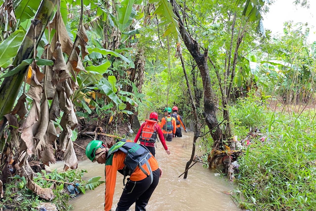 Tim SAR gabungan melakukan pencarian bocah hanyut di anak Sungai Perak, Kudus, Senin 12 Januari 2026. (foto: Basarnas Semarang)