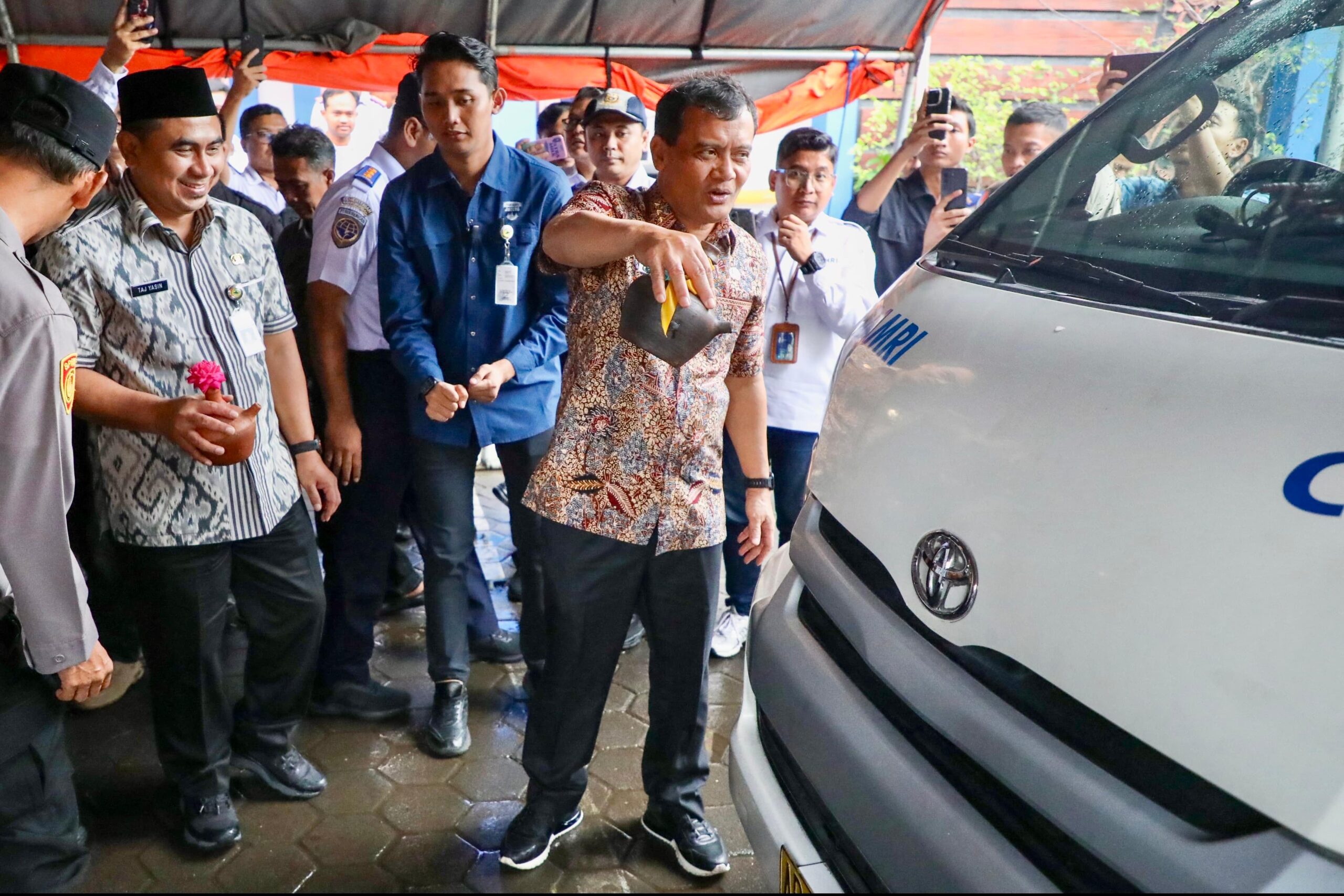 Gubernur Jateng Ahmad Luthfi meresmikan layanan Bus DAMRI Karimunjawa Selasa 13 Januari 2026 (foto: Pemprov Jateng)