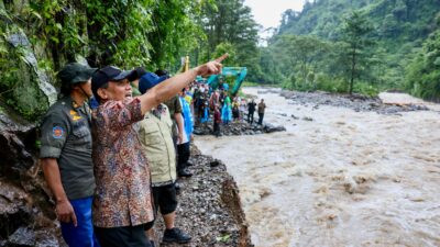 Gubernur Jateng Ahmad Luthfi bersama Wakil Gubernur Taj Yasin meninjau lokasi longsor di Desa Tempur, Jepara 13 Januari 2026 (foto: Pemprov Jateng)