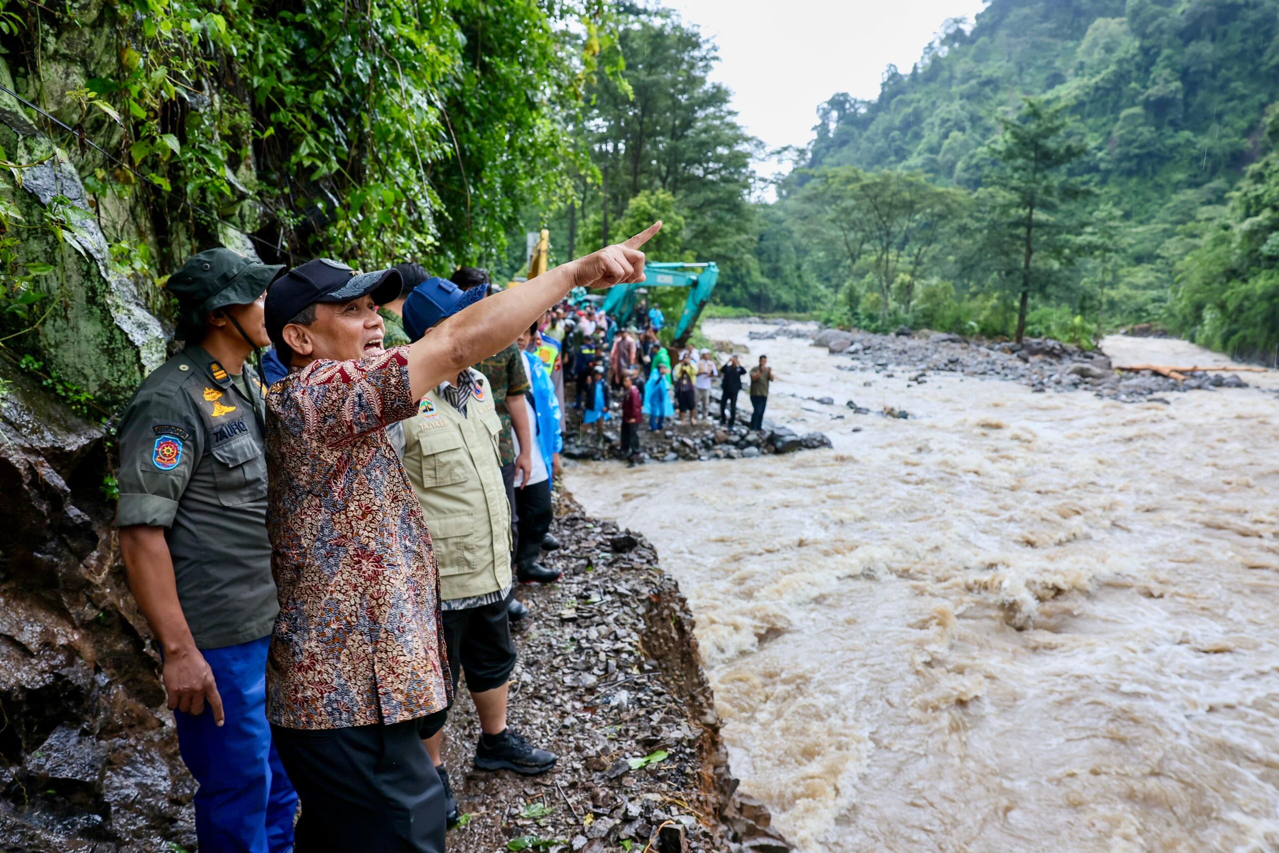 Gubernur Jateng Ahmad Luthfi bersama Wakil Gubernur Taj Yasin meninjau lokasi longsor di Desa Tempur, Jepara 13 Januari 2026 (foto: Pemprov Jateng)