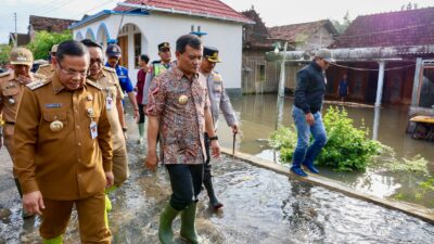 Gubernur Jateng Ahmad Luthfi meninjau lokasi banjir di Desa Banjarsari, Pati 13 Januari 2026 (foto: Pemprov Jateng)