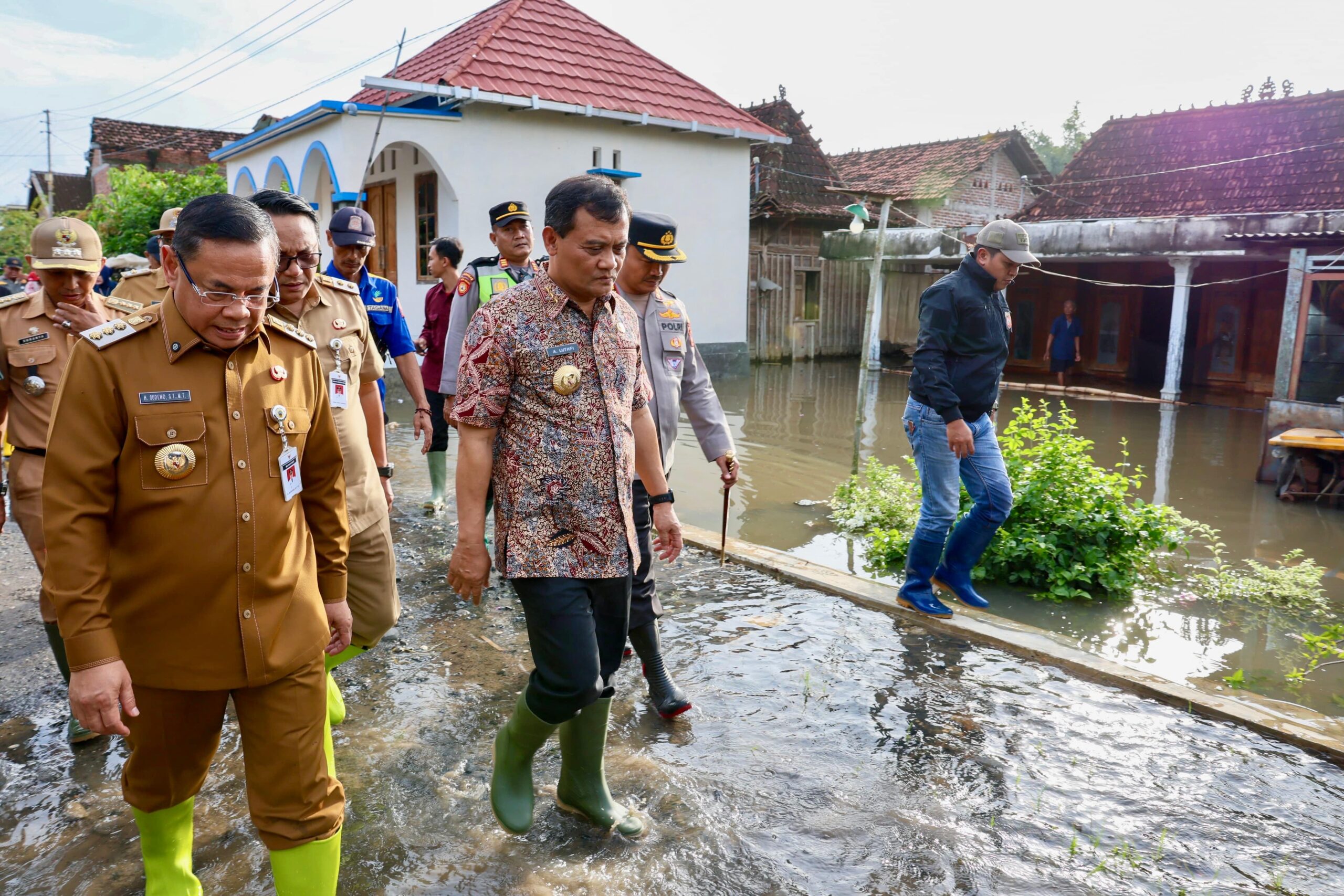 Gubernur Jateng Ahmad Luthfi meninjau lokasi banjir di Desa Banjarsari, Pati 13 Januari 2026 (foto: Pemprov Jateng)