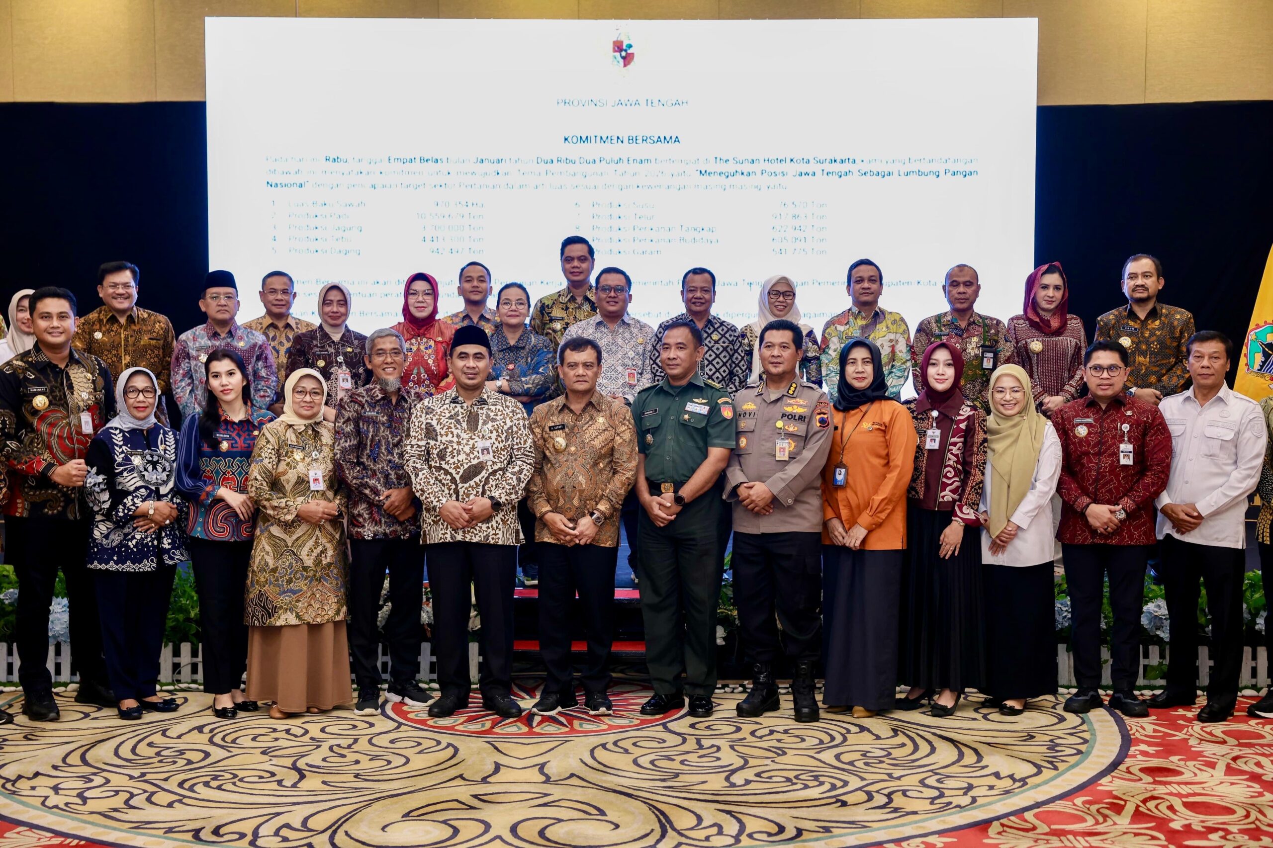Penandatanganan komitmen ketahanan pangan Jawa Tengah yang melibatkan bupati dan wali kota, 14 Januari 2026 (foto: Pemprov Jateng)