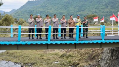 Kapolri Jenderal Polisi Listyo Sigit Prabowo bersama Gubernur Jawa Tengah Ahmad Luthfi meresmikan Jembatan Merah Putih di Dukuh Matangan, Klaten, Rabu 14 Januari 2026. (foto: Pemprov Jateng)